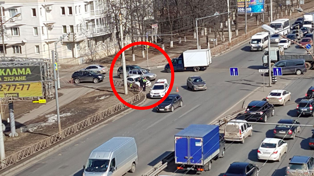 Немец не выдержал российских дорог: BMW застрял в яме на Московском проспекте в Ярославле