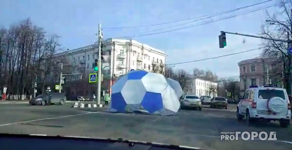 С Красной площади сдуло гигантский футбольный мяч: видео