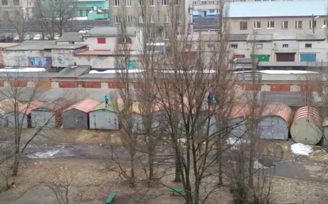 В Рыбинске дети устроили забег по гаражам: видео