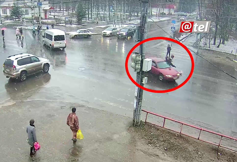 В Рыбинске водитель «Мазды» прокатил женщину на капоте: видео