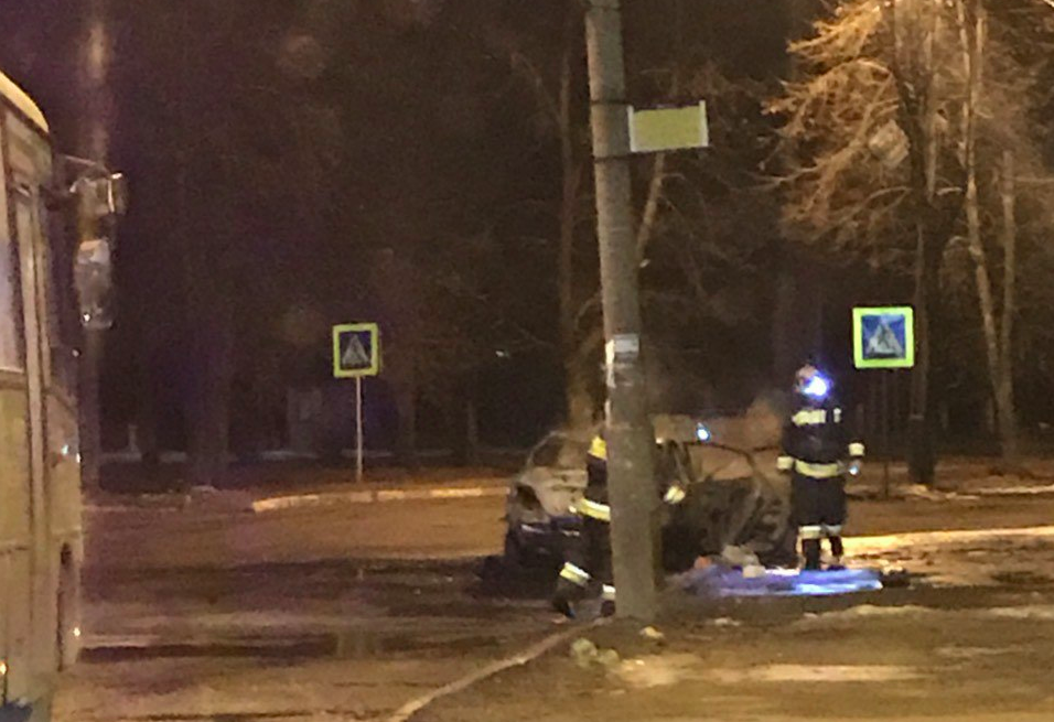 В центре Ярославля прямо на дороге вспыхнул автомобиль: фото