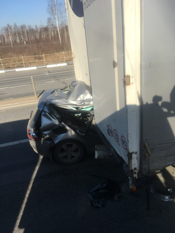 Под Ярославлем водитель легковушки разбился насмерть, влетев в грузовик