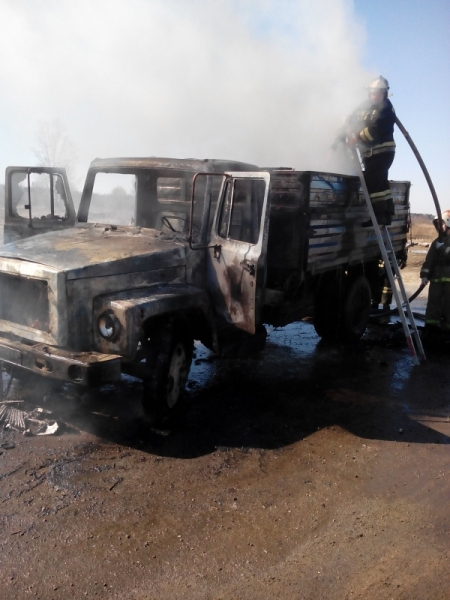 Под Ярославлем дотла выгорел грузовик