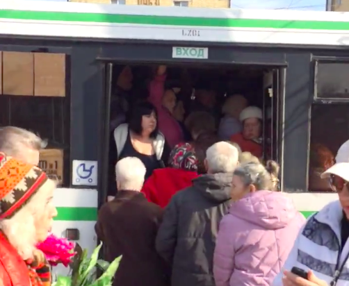 Транспортный хаос: жители Рыбинска штурмуют автобусы. Видео