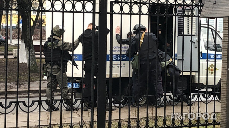В центре Ярославля спецслужбы на БТР ловят террористов: фото и видео