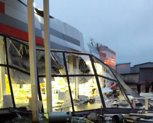 В супермаркете Рыбинска обвалилась крыша: на месте работают скорые