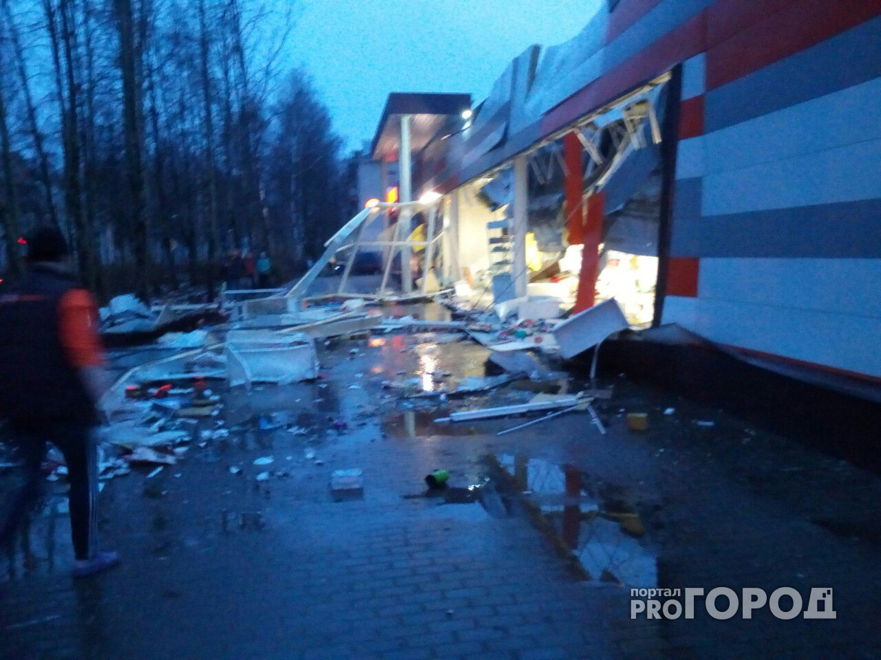 Кричали и хватали детей: в супермаркете Рыбинска обрушилась крыша. Видео