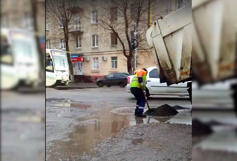 В Ярославле рабочие заасфальтировали лужи: видео