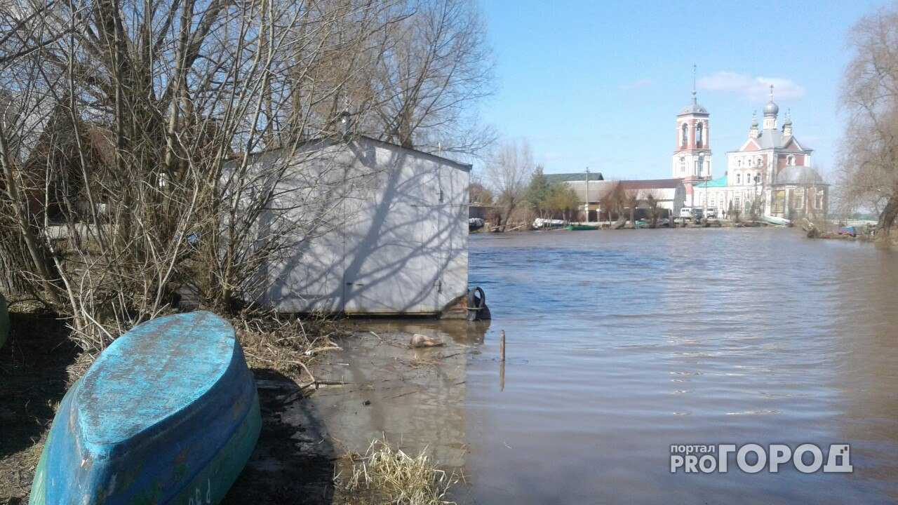 Последствия урагана: под Ярославлем в реке плавает гараж