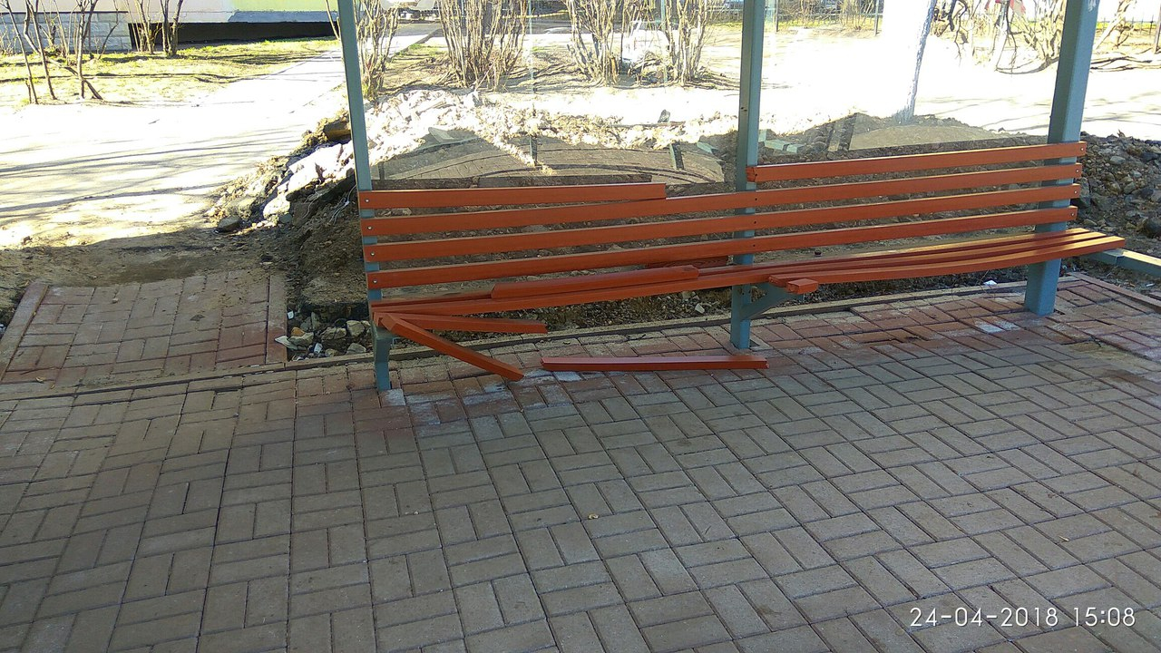 В Ярославле начали устанавливать новые остановки с ломающимися лавочками: фото