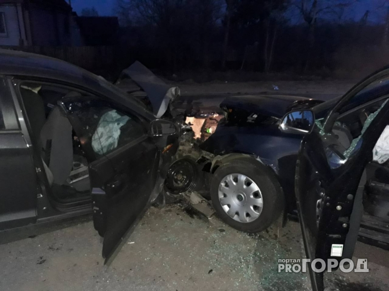 В ДТП под Ярославлем с пятью пострадавшими разворотило два авто: подробности и видео