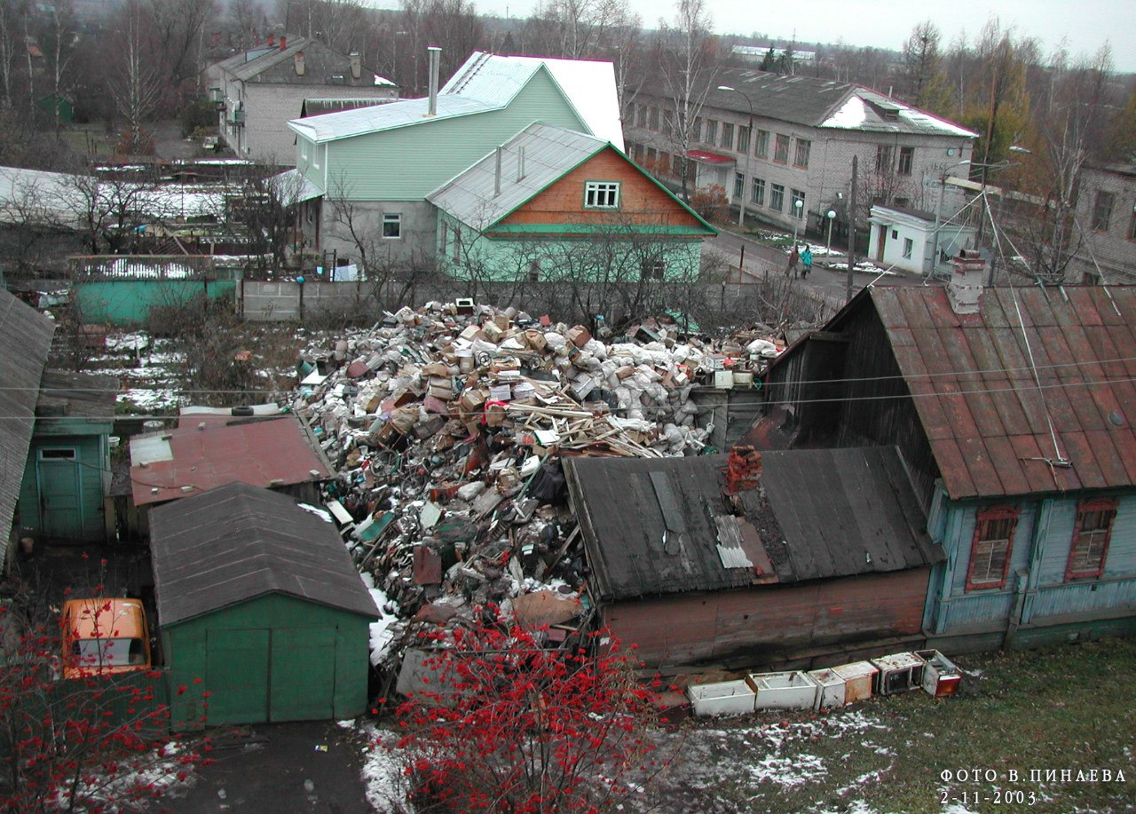 В Рыбинске местный пенсионер-фрик превратил свой дом в мусорный полигон: фото