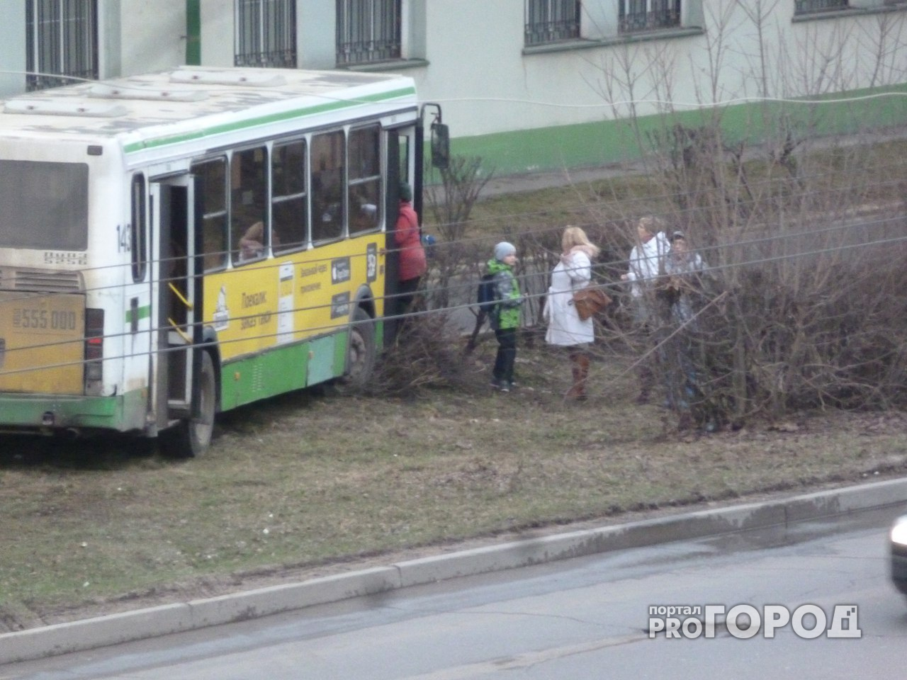 В Ярославской области автобус улетел на тротуар: люди бросились на помощь
