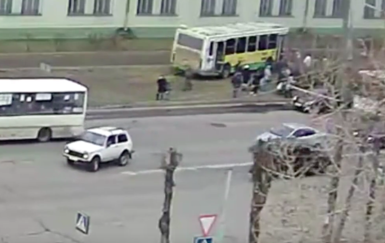 Повыскакивали из дверей: в сети появилось видео, как автобус в Рыбинске улетел на тротуар