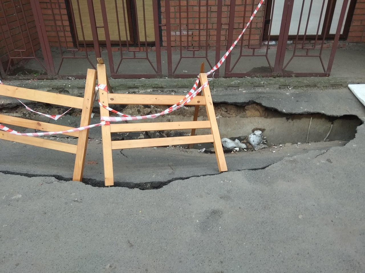 Еще один "портал в ад": в Ярославской области вновь провалился асфальт