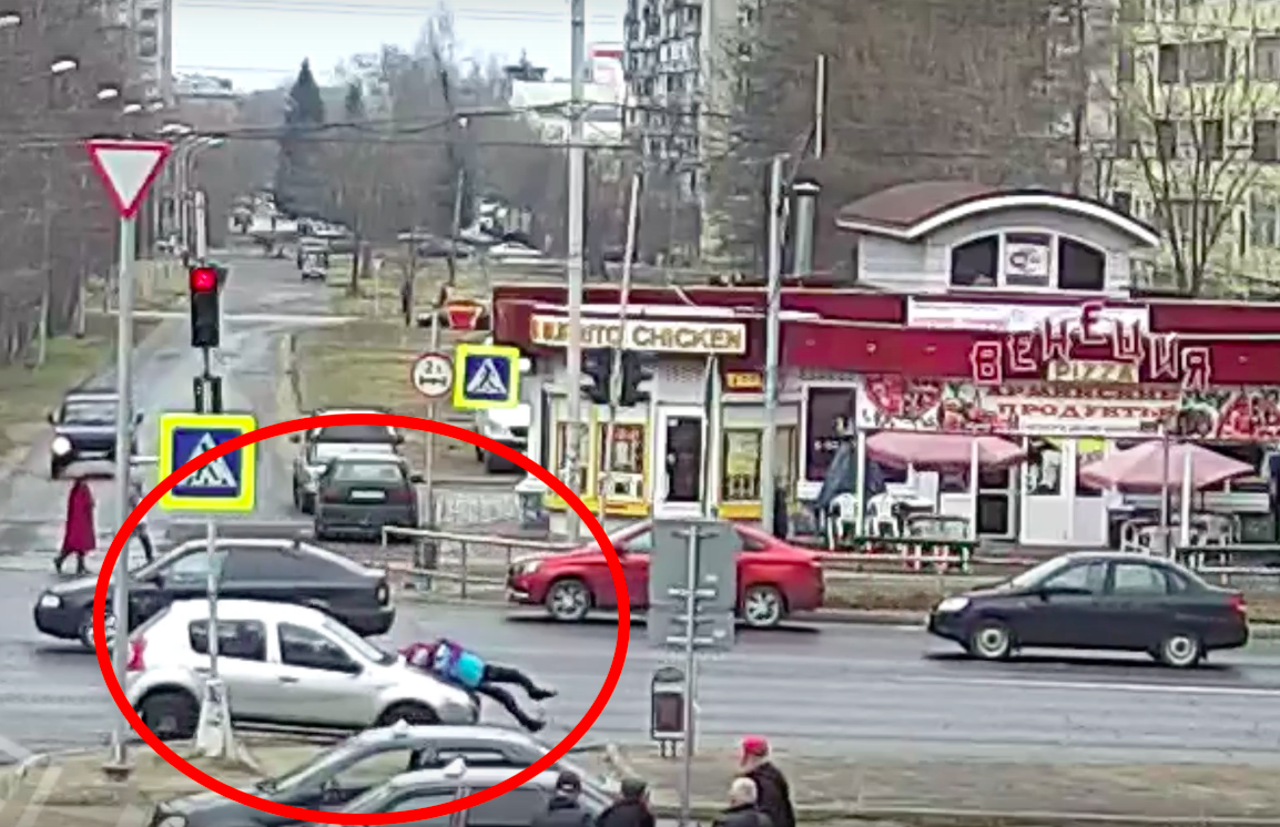 В Ярославской области сбитая женщина сбежала с места ДТП: видео