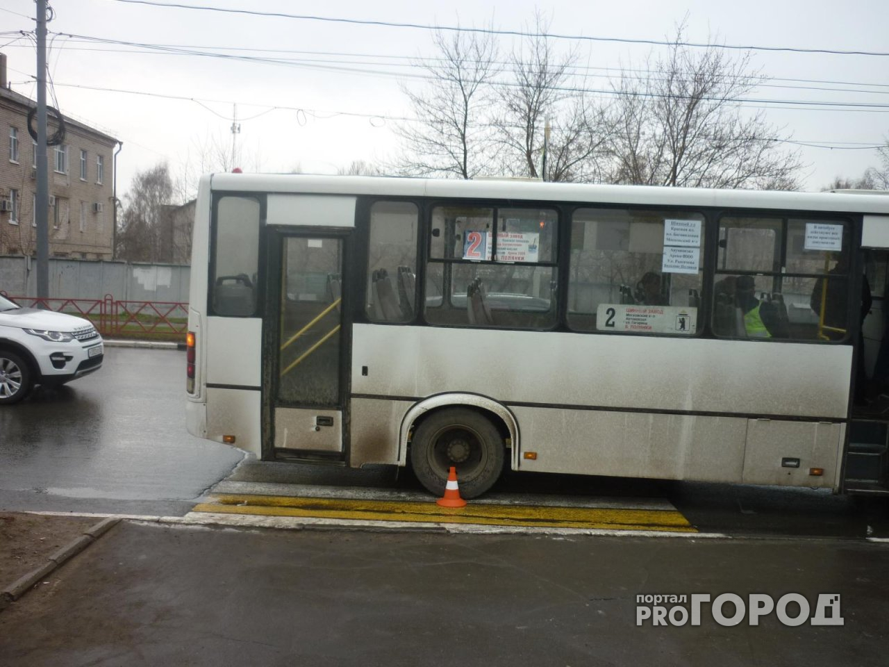 В Ярославле водитель автобуса поехал на "красный" и сбил девушку: подробности ДТП