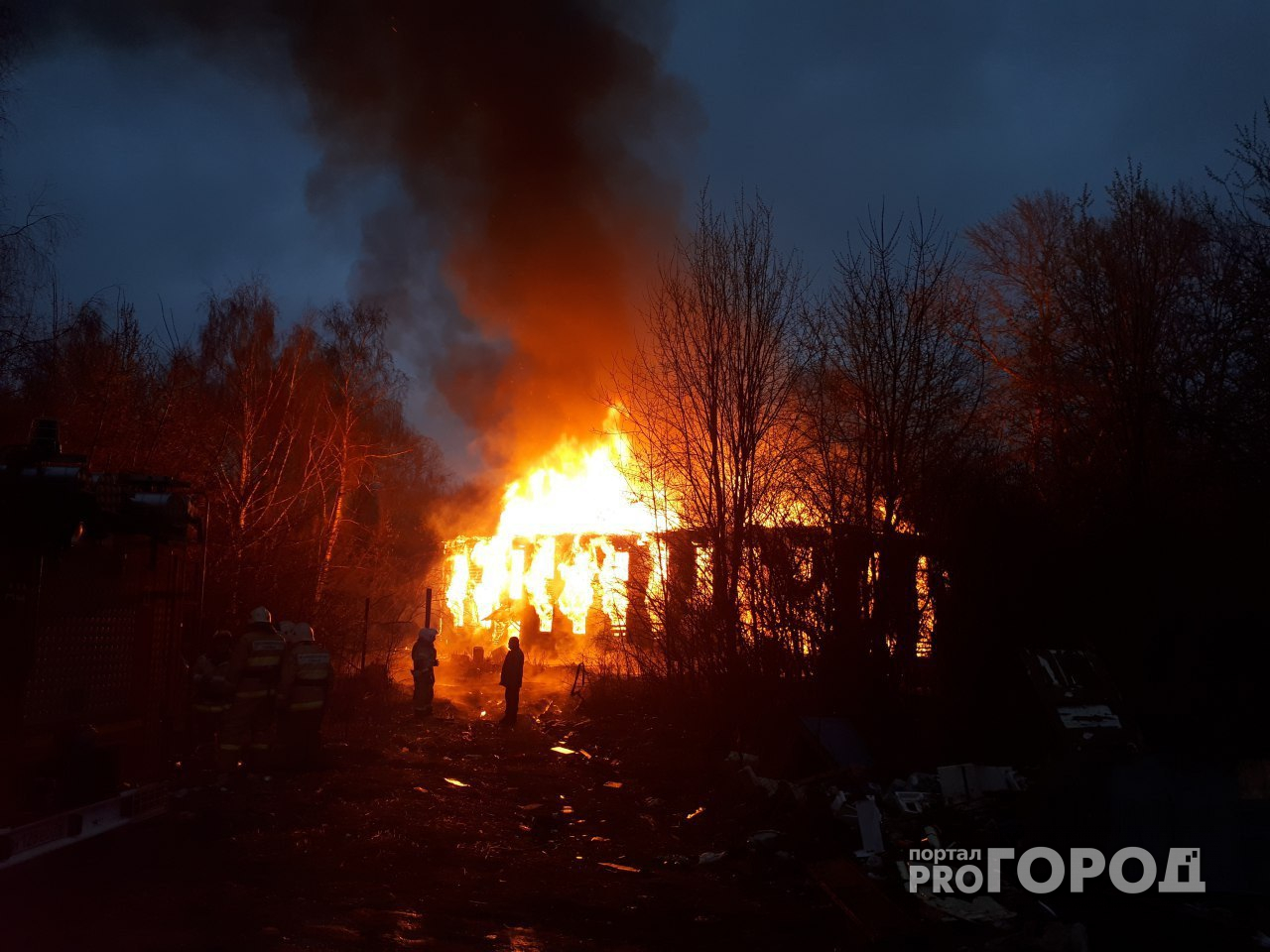 Страшный пожар в Ярославле: в районе "Метро" полыхает многоквартирный дом. Видео