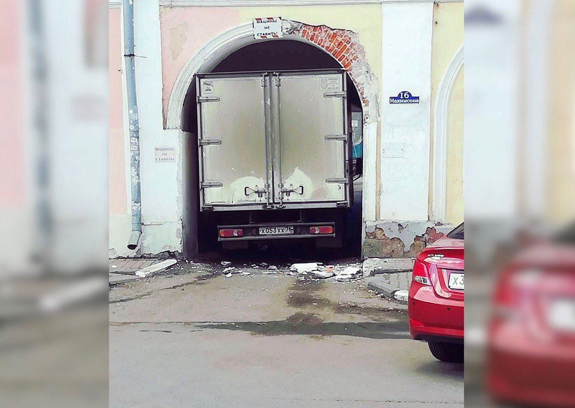 Грузовик снес половину арки дома в центре Ярославля: видео
