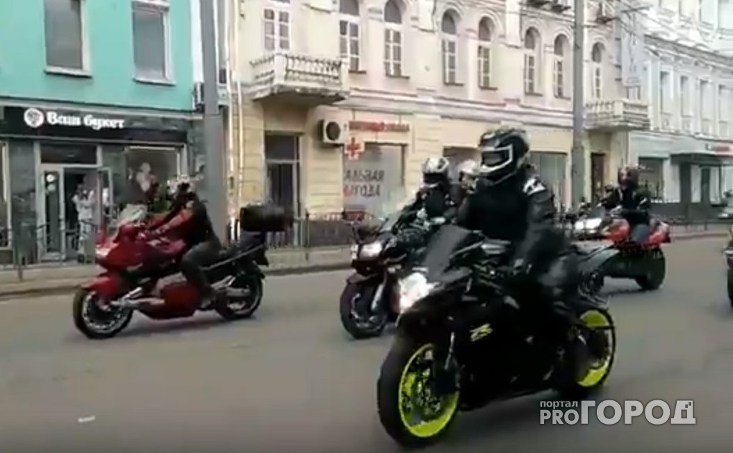 Сотни байкеров на Комсомольской: в Ярославле стартовал мотосезон. Видео