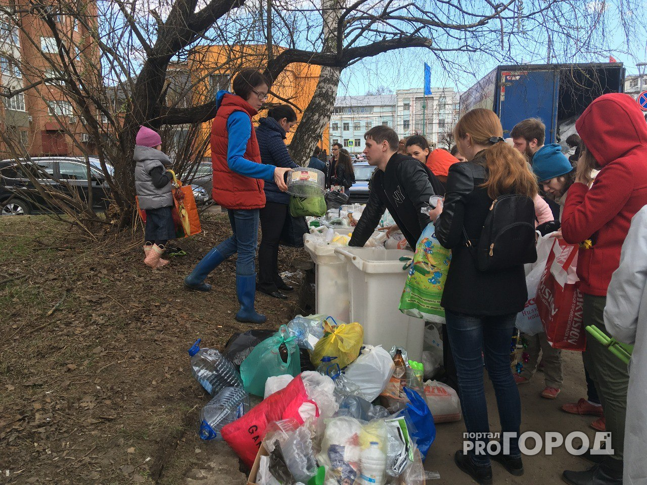 Десятки ярославцев пришли с мусором на площадь Юности: видео