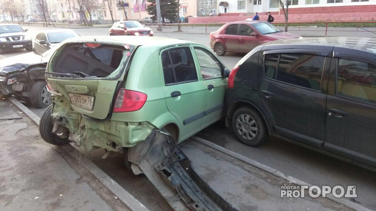 В Ярославской области в ДТП искорежило три иномарки: видео