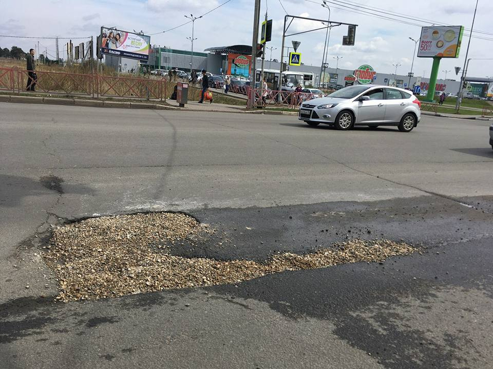 Надоело ждать: в Ярославле водители сами латают ямы на дорогах