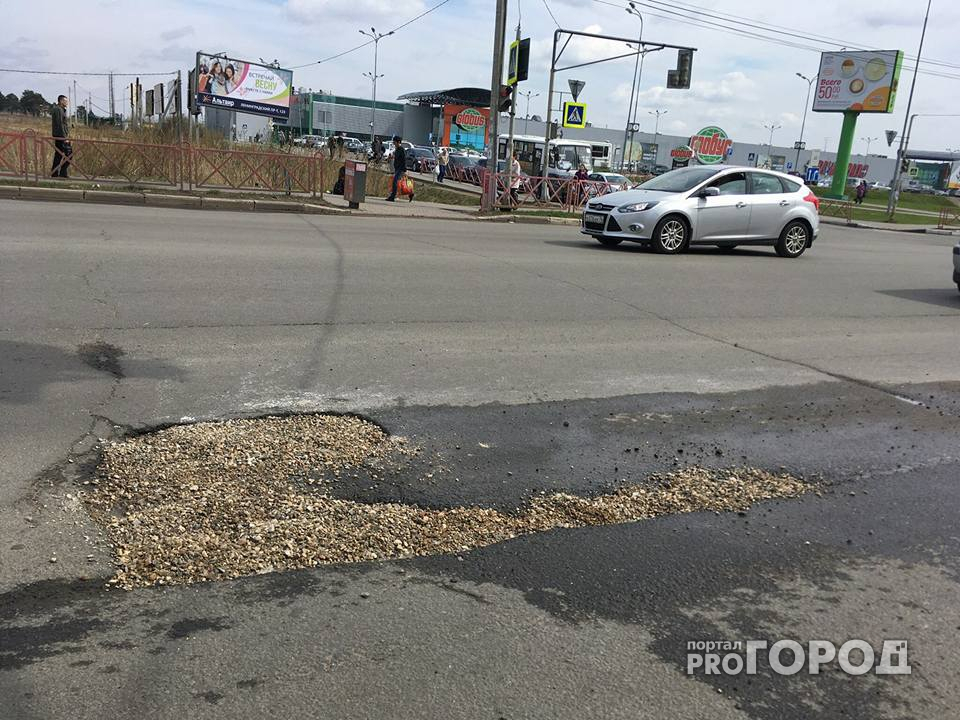 Жители Ярославля сами латают ямы на дорогах: кадры