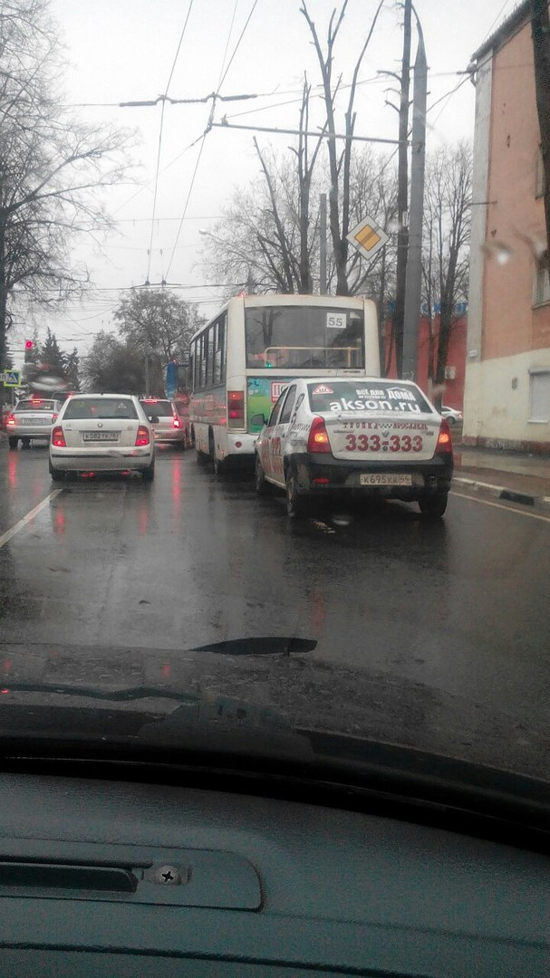 В центре Ярославля такси феерично протаранило автобус: кадры