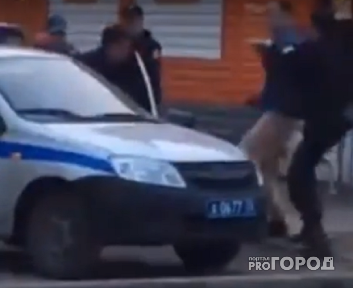 Массовая драка в Ярославле: парни избили стража порядка. Видео