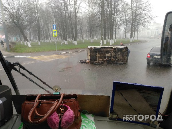 В Ярославле на Московском проспекте перевернулся фургон: видео