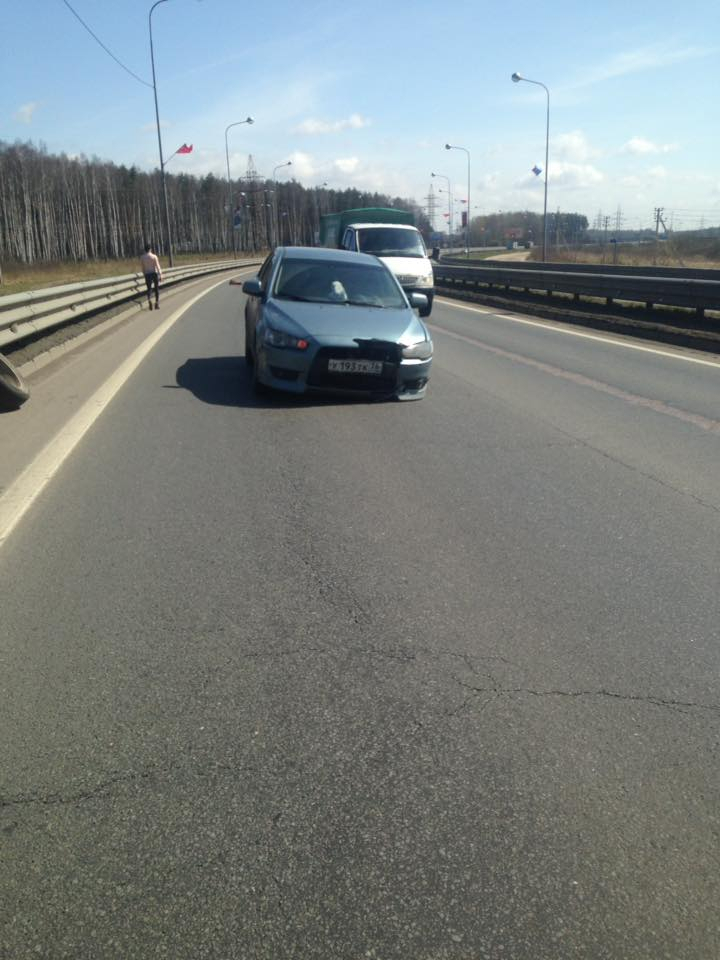 В Ярославле на Юбилейном мосту у иномарки на ходу оторвалось колесо