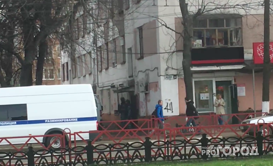 В бронежилетах с автоматами: в Ярославле заминировали жилой дом. Видео