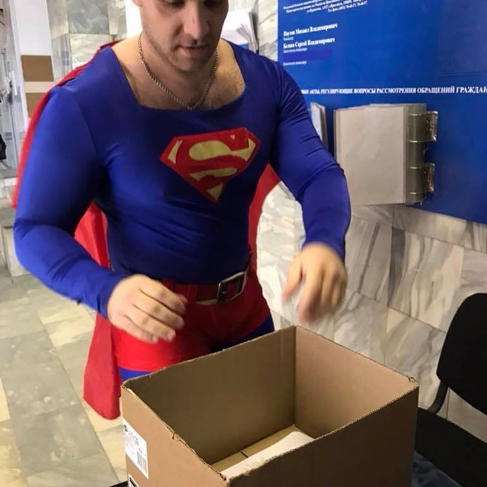 Супермен пожаловался полицейским на ярославские дороги