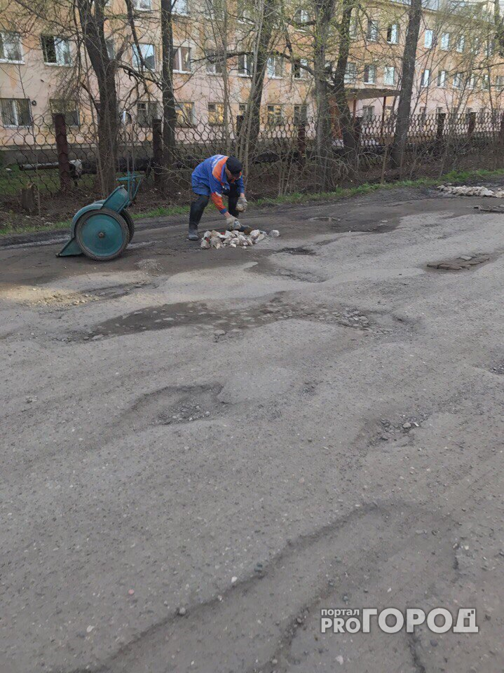 Возит булыжники на тачке: под Ярославлем дедуля сам ремонтирует дорогу