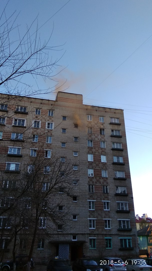 Пошалили: в Ярославской области дети подожгли коляску, а вспыхнул подъезд