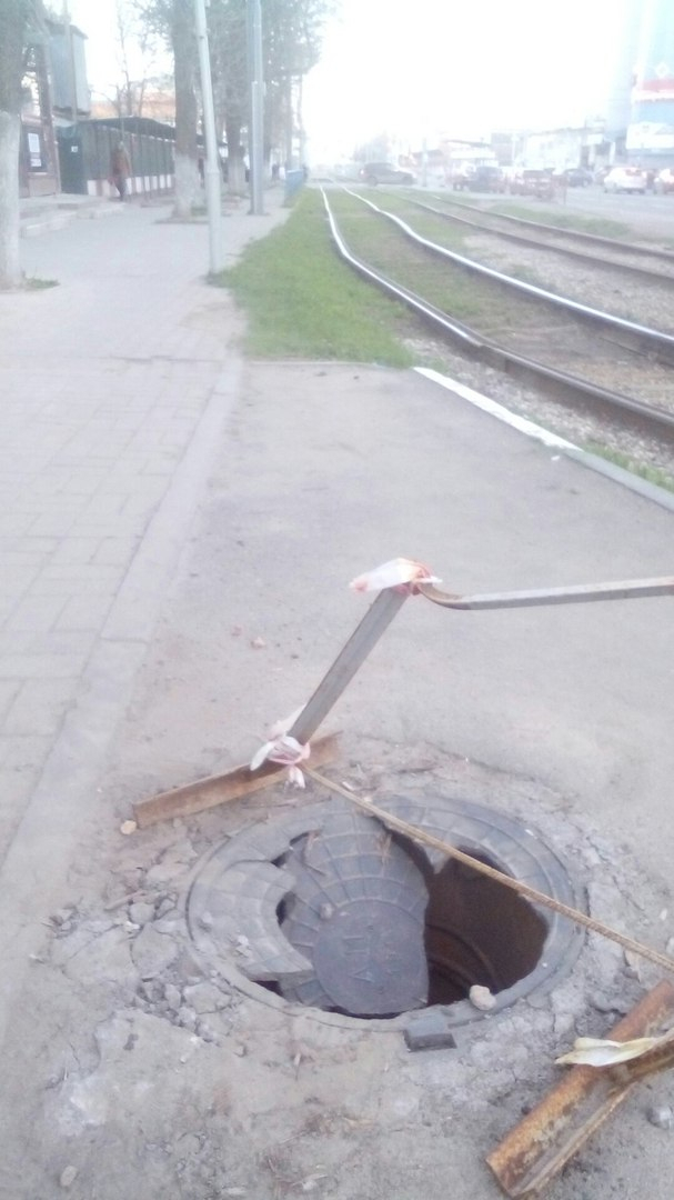 Очередной "портал в ад": в центре Ярославля проломили крышку люка