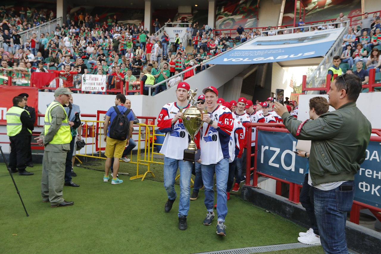 Ярославские хоккеисты привезли свой Кубок на победный матч футбольного «Локомотива»: фоторепортаж