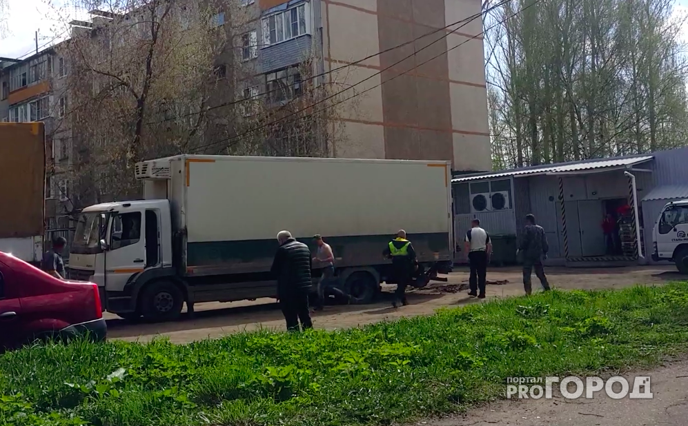 Не доехал пару метров: в Ярославле грузовик с продуктами застрял в яме. Видео