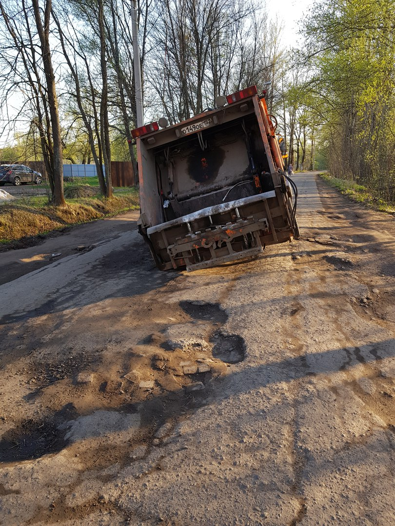 Опять провал: в Ярославле мусоровоз застрял в огромной яме