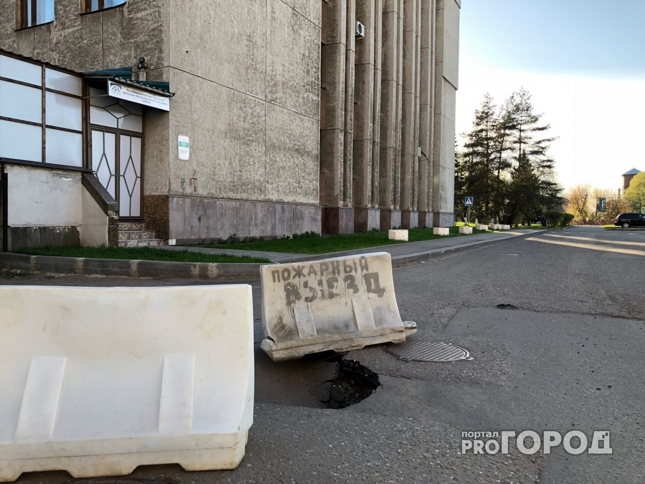 Пожарный выезд из-под земли нашли у администрации двух районов Ярославля: фото