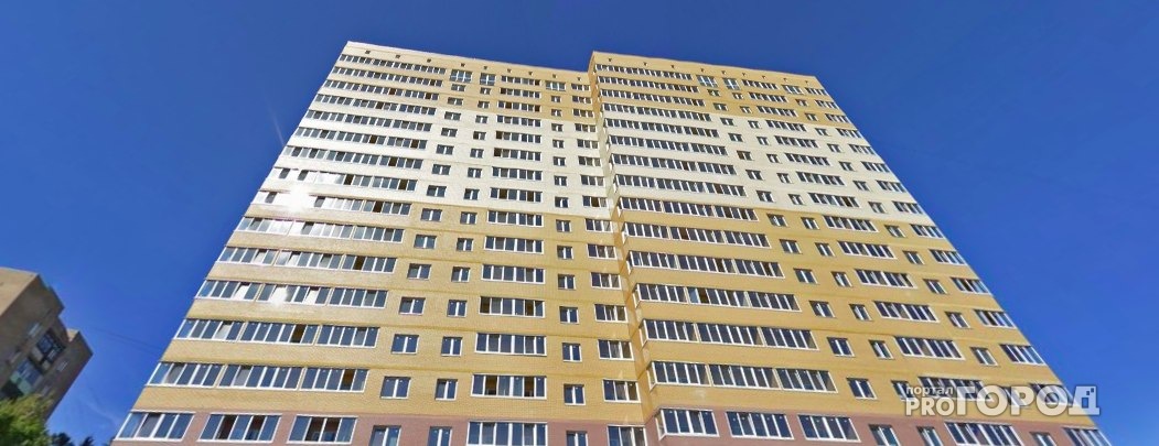 В Ярославле после салюта мужчина упал с балкона: шокирующие подробности глазами очевидцев