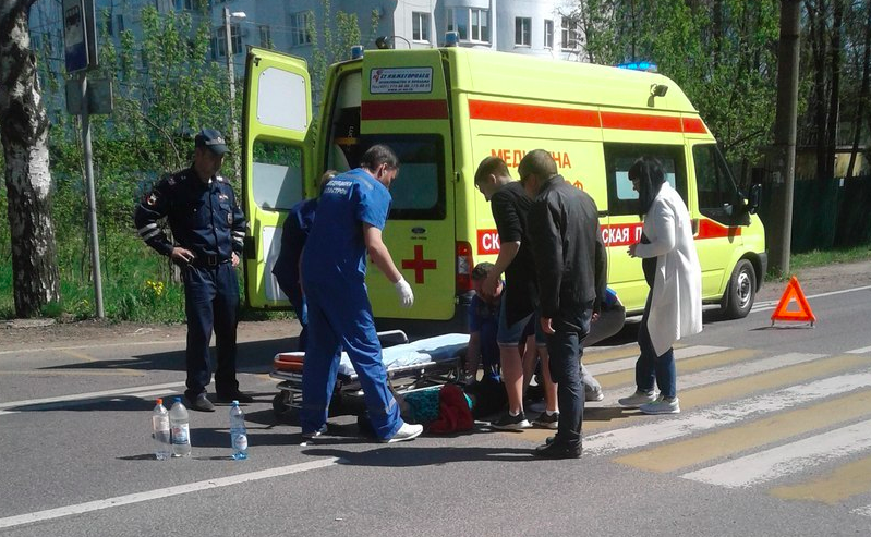 В Ярославле женщина попала под колеса иномарки: очевидцы и врачи реанимации бросились на помощь