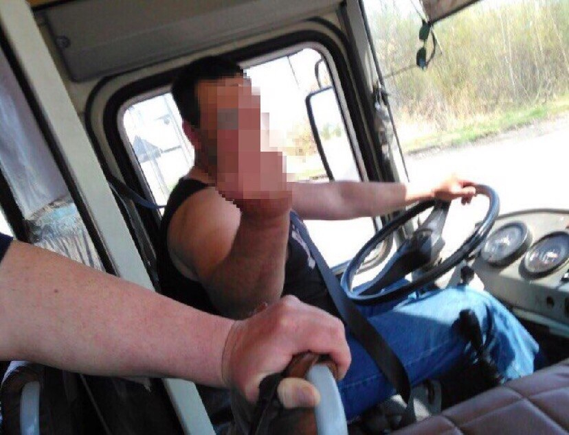 Средний палец вместо извинений: ярославский водитель зажал беременную женщину в дверях