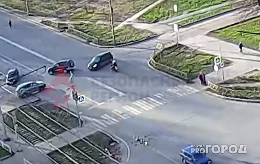 В Ярославле байкер и его пассажир влетели в иномарку: видео