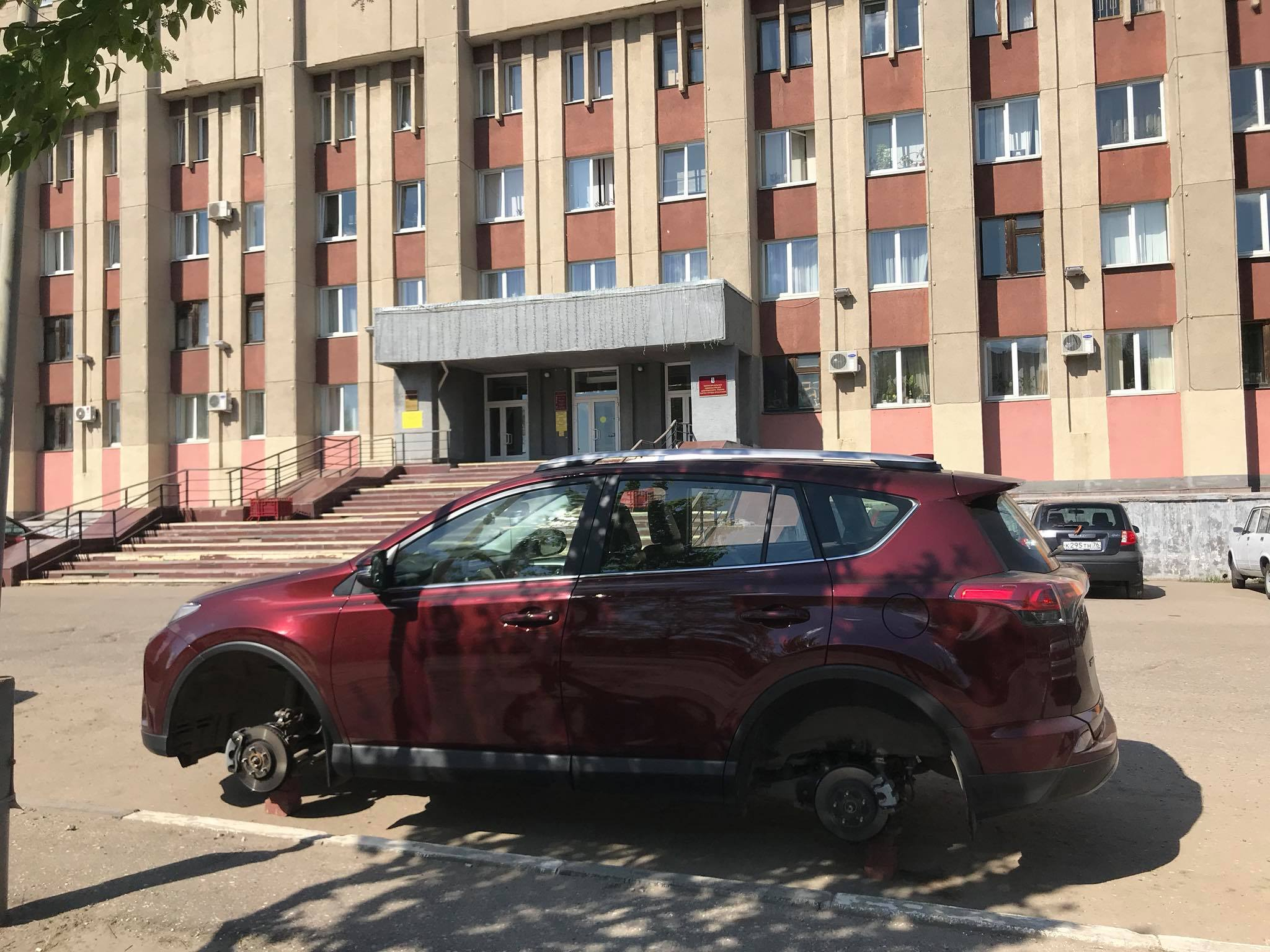 В Ярославле прямо под окнами администрации у внедорожника сняли колёса