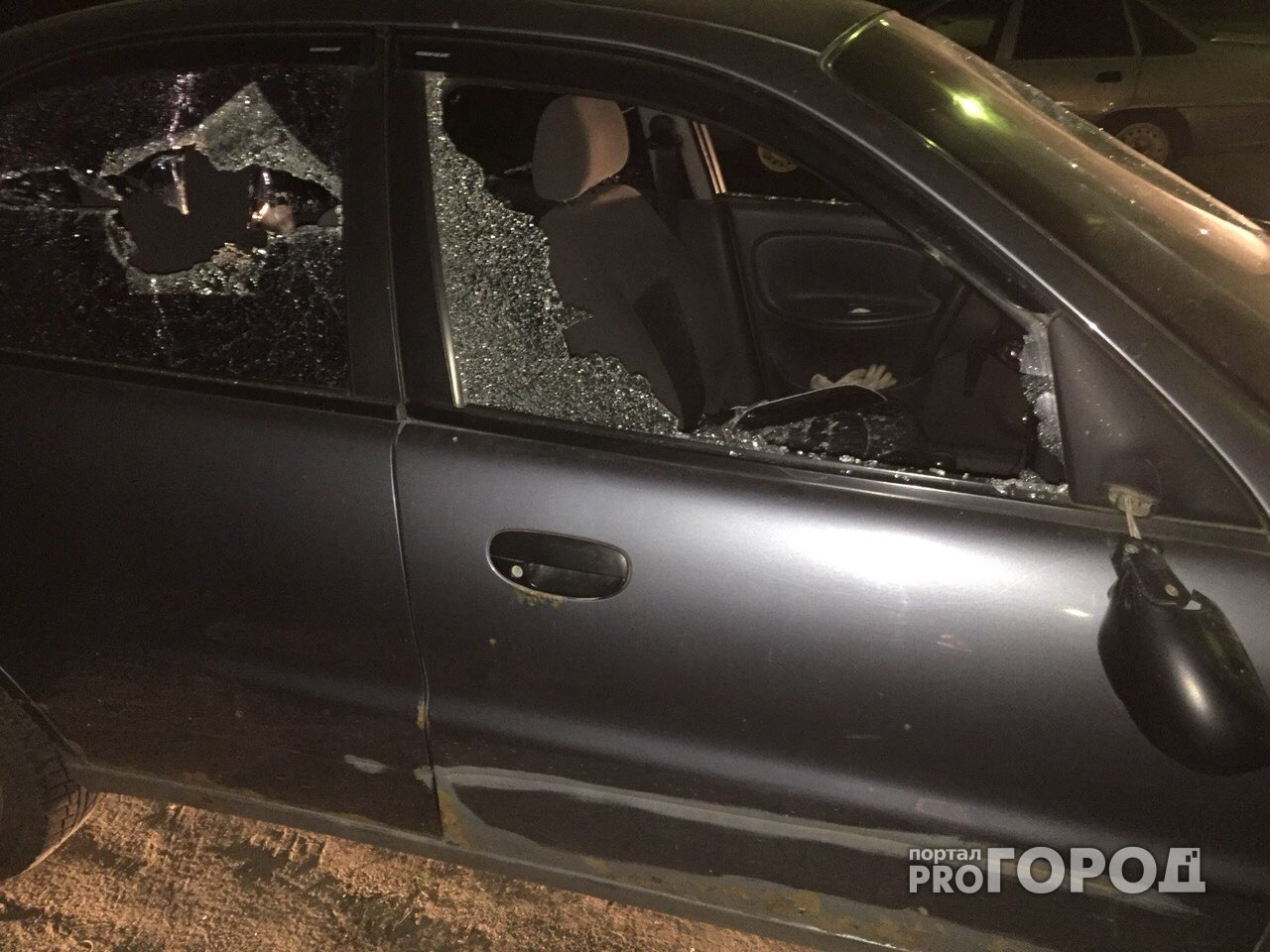 Месть соседа: в Ярославле женщине разнесли машину молотком. Видео