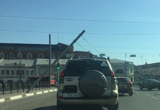 В центре Ярославля рухнул столб с проводами: собирается пробка