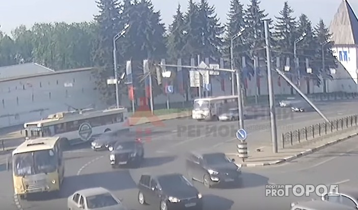В Ярославле на площади Богоявления рухнул столб: видео