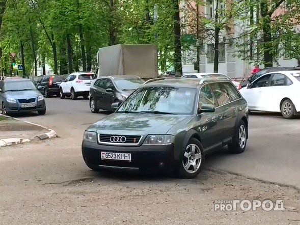 Мастер парковки: в Ярославле водитель бросил свой автомобиль посередине дороги